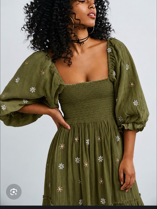 Free People Dresses & Skirts - Free People Dahlia dress in Moss Smocked Puff-Sleeve Midi Dress M